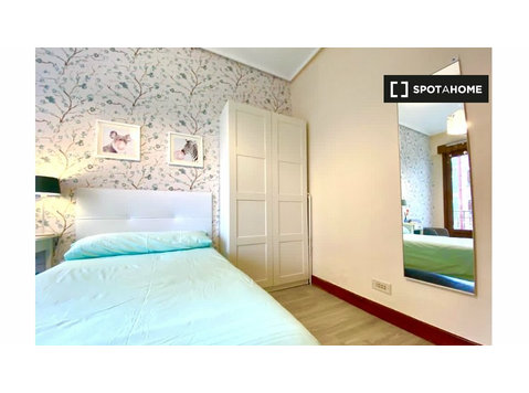 Dekoriertes Zimmer in 5-Zimmer-Wohnung in Indautxu, Bilbao - Zu Vermieten