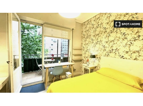 Equipped room in 5-bedroom apartment in Indautxu, Bilbao - Izīrē