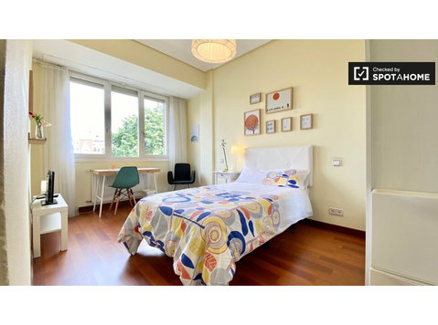 Exterior room in shared apartment in Indautxu, Bilbao -  வாடகைக்கு 