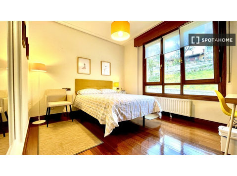 Möbliertes Zimmer in 4-Zimmer-Wohnung in Abando, Bilbao - Zu Vermieten