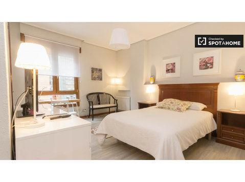 Indautxu, Bilbao'da 5 yatak odalı dairede mobilyalı oda - Kiralık