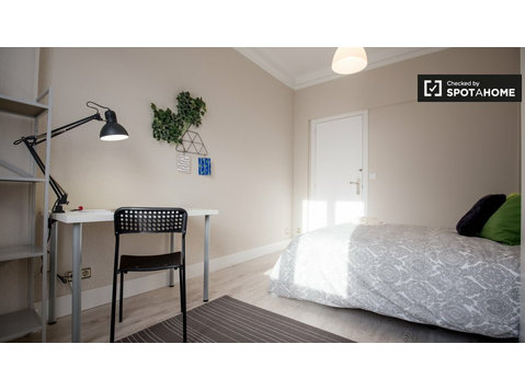 Riesiges Zimmer in 4-Schlafzimmer-Wohnung in Indautxu,… - Zu Vermieten