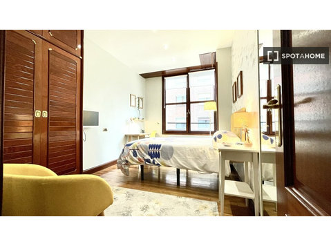 Ogromny pokój w 5-pokojowym mieszkaniu w Abando, Bilbao - Do wynajęcia