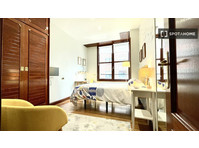 Huge room in 5-bedroom apartment in Abando, Bilbao - الإيجار