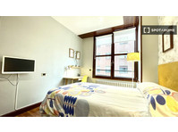 Enorme quarto em apartamento de 5 quartos em Abando, Bilbao - Aluguel