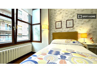 Huge room in 5-bedroom apartment in Abando, Bilbao - 	
Uthyres