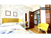 Huge room in 5-bedroom apartment in Abando, Bilbao - 	
Uthyres