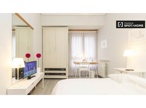 Riesiges Zimmer in 5-Zimmer-Wohnung in Indautxu, Bilbao - Zu Vermieten