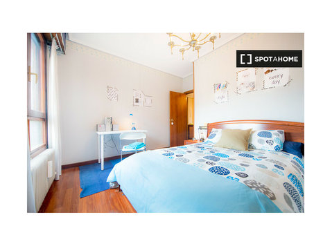 Begoña, Bilbao'da 5 yatak odalı dairede samimi oda - Kiralık