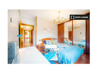Intimate room in 5-bedroom apartment in Begoña, Bilbao - کرائے کے لیۓ