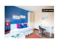 Intimate room in 5-bedroom apartment in Begoña, Bilbao - Ενοικίαση