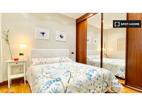 Duży pokój w apartamencie z 5 sypialniami w Abando, Bilbao - Do wynajęcia