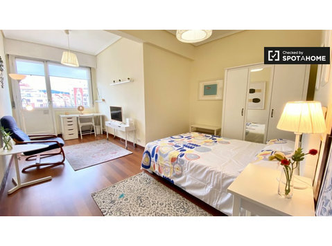 Grande quarto em apartamento compartilhado em Indautxu,… - Aluguel