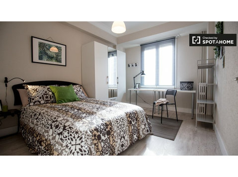 Schönes Zimmer in 4-Zimmer-Wohnung in Indautxu, Bilbao - Zu Vermieten