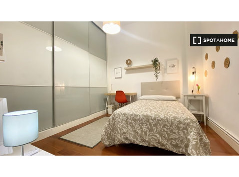 Ładny pokój we wspólnym mieszkaniu w Abando w Bilbao - Do wynajęcia