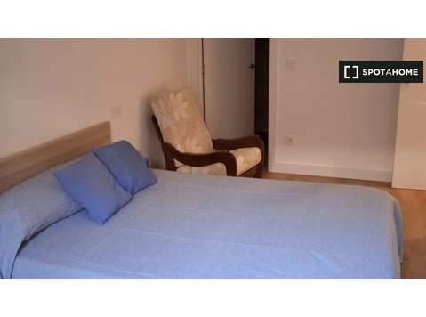 Atxuri, Bilbao'da 3 yatak odalı dairede kiralık oda - Kiralık