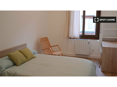 Room for rent in 3-bedroom apartment in Atxuri, Bilbao - Za iznajmljivanje