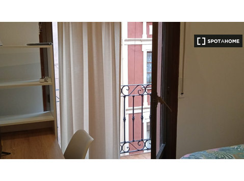 Atxuri, Bilbao'da 3 yatak odalı dairede kiralık oda - Kiralık