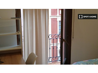Room for rent in 3-bedroom apartment in Atxuri, Bilbao - Cho thuê