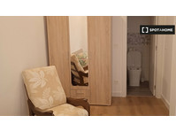 Room for rent in 3-bedroom apartment in Atxuri, Bilbao - Te Huur