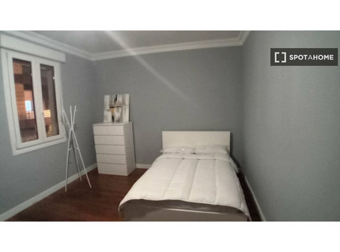 Room for rent in 3-bedroom apartment in Bilbao - 出租