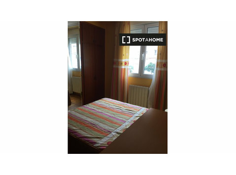Zimmer zu vermieten in 3-Zimmer-Wohnung in Santander - Zu Vermieten