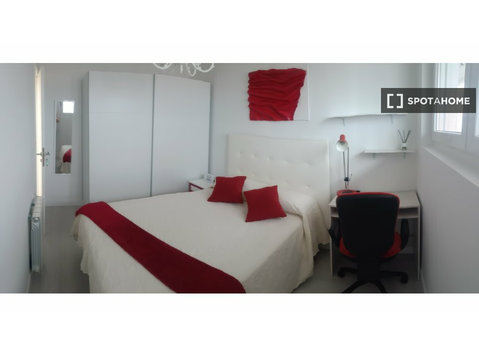 Se alquila habitación en piso de 3 habitaciones en Santander - Alquiler