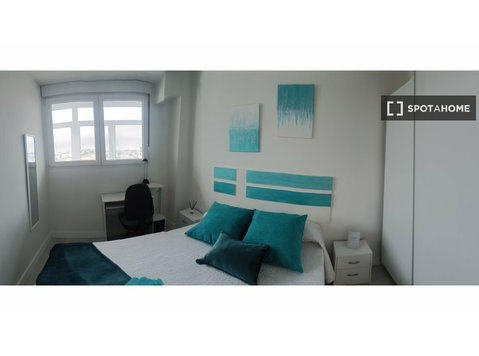 Room for rent in 3-bedroom apartment in Santander - Izīrē