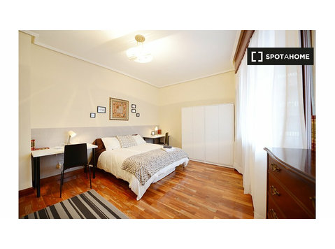 Abando, Bilbao'da 4 yatak odalı dairede kiralık oda - Kiralık