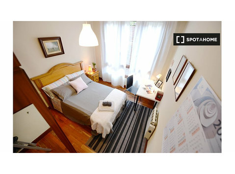 Abando, Bilbao'da 4 yatak odalı dairede kiralık oda - Kiralık