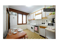 Room for rent in 4-bedroom apartment in Abando, Bilbao - Na prenájom