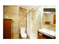 Room for rent in 4-bedroom apartment in Abando, Bilbao - Na prenájom