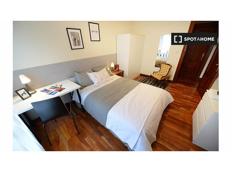 Room for rent in 4-bedroom apartment in Abando, Bilbao - برای اجاره
