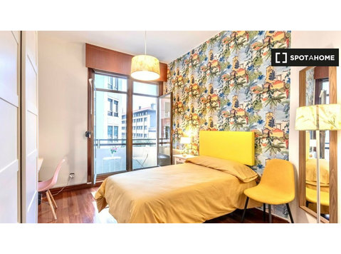 Chambre à louer dans un appartement de 4 chambres à Bilbao - À louer