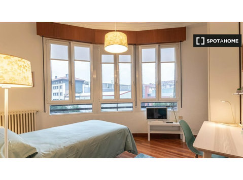 Bilbao'da 4 yatak odalı dairede kiralık oda - Kiralık