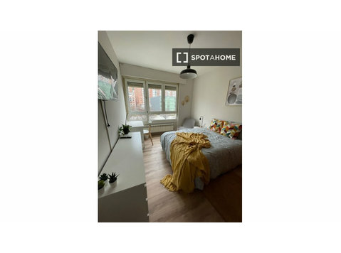 Room for rent in 4-bedroom apartment in Bilbao - For Rent