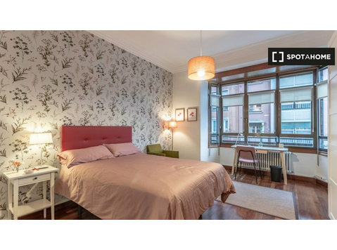 Room for rent in 4-bedroom apartment in Bilbao - Ενοικίαση