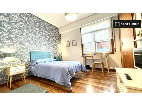 Zimmer zu vermieten in 5-Zimmer-Wohnung in Bilbao - Zu Vermieten