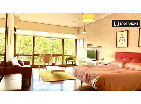 Quarto para alugar em apartamento de 5 quartos em Bilbau - Aluguel