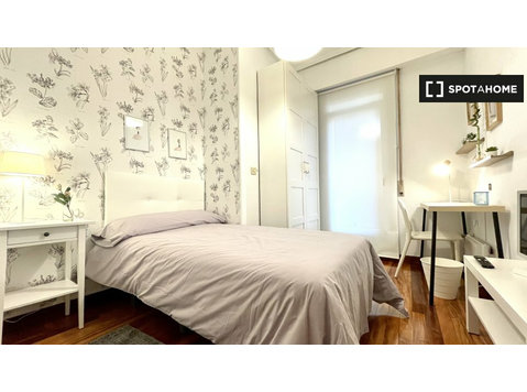Room for rent in 5-bedroom apartment in Bilbao - Aluguel