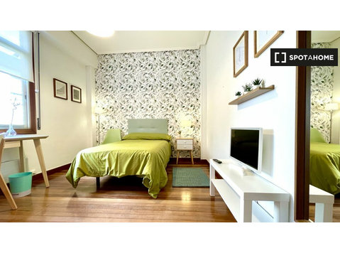 Pokój do wynajęcia w 5-pokojowym mieszkaniu w Bilbao - Do wynajęcia