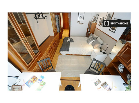 Room for rent in 5-bedroom apartment in Deusto, Bilbao - For Rent