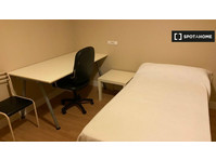 Room for rent in 6-bedroom apartment in Abando, Bilbao - Аренда