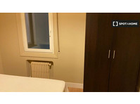 Room for rent in 6-bedroom apartment in Abando, Bilbao - За издавање