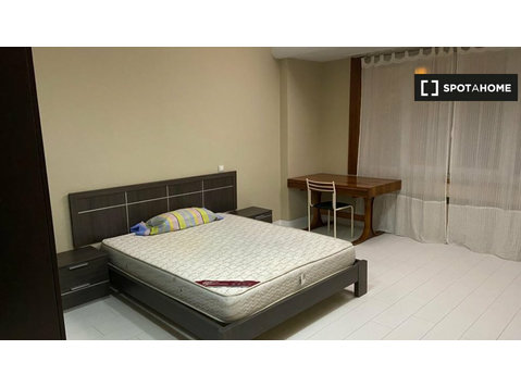 Abando, Bilbao'da 6 yatak odalı dairede kiralık oda - Kiralık
