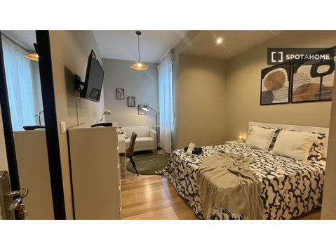 Room for rent in 6-bedroom apartment in Abando, Bilbao - За издавање