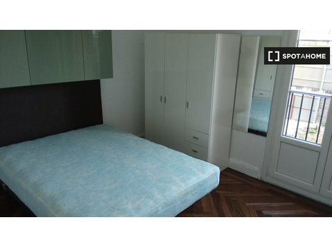 Stanza in affitto in appartamento con 7 camere da letto ad… - In Affitto