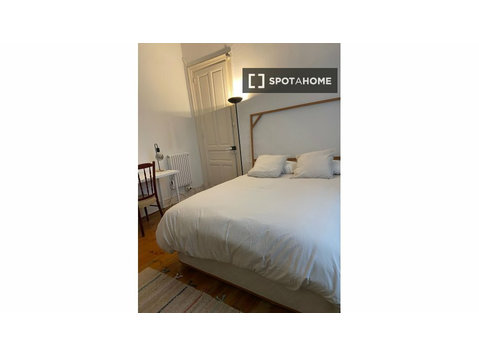 Zimmer zu vermieten in einer 5-Zimmer-Wohnung in Bilbao - Zu Vermieten