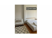 Room for rent in a 5-bedroom apartment in Bilbao - Til leje