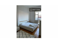 Bilbao'da 5 yatak odalı dairede kiralık oda - Kiralık